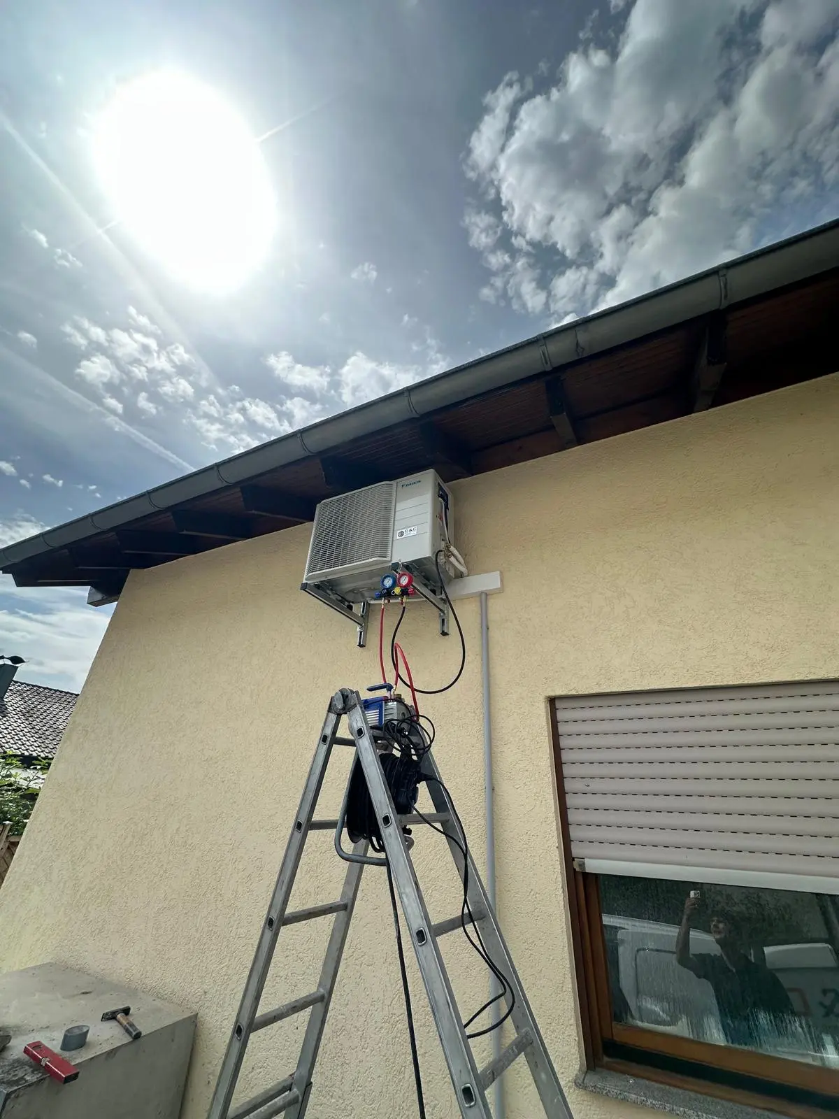 Klimaanlage während der fachgerechten Montage