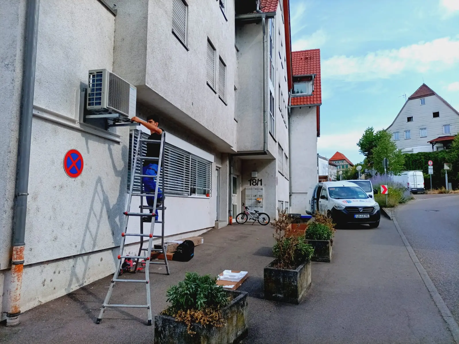 Klimaanlagen-Montage an einem Mehrfamilienhaus