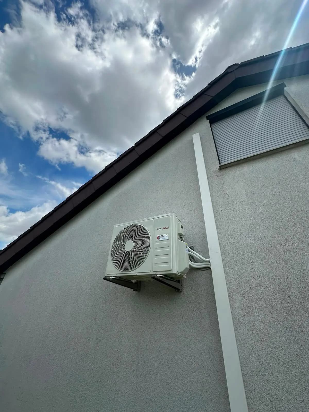 Klimagerät fachgerecht an einer Fassade montiert