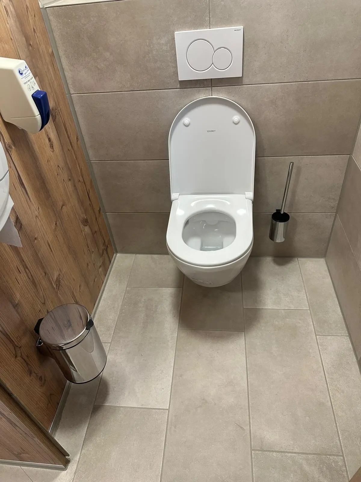 Modernes WC mit großformatigen Fliesen