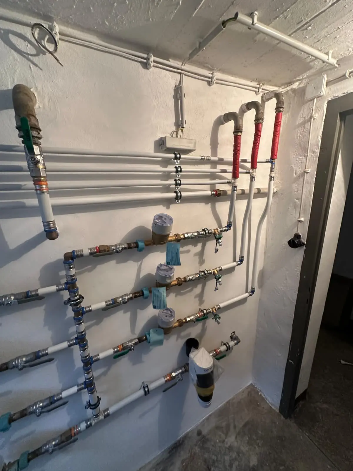 Sauber aufgebaute Heizungs- und Wasserverteilung