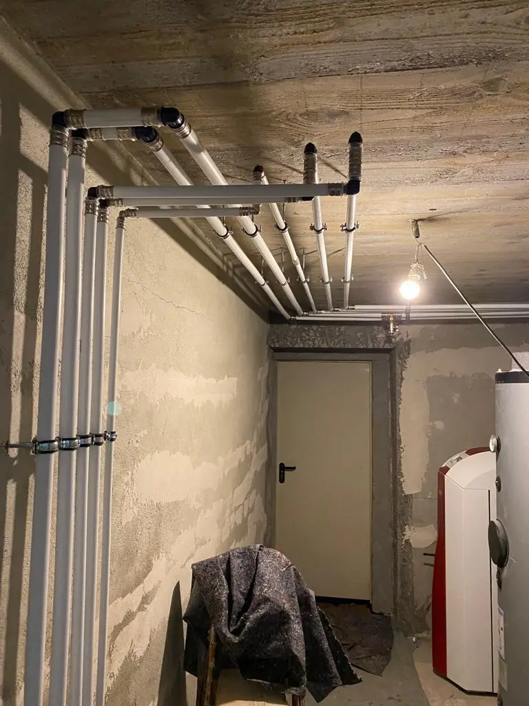 Rohrleitungen in einem Technikraum