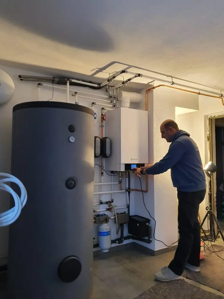 D&C Techniker bei Arbeiten an einer Heizungsanlage