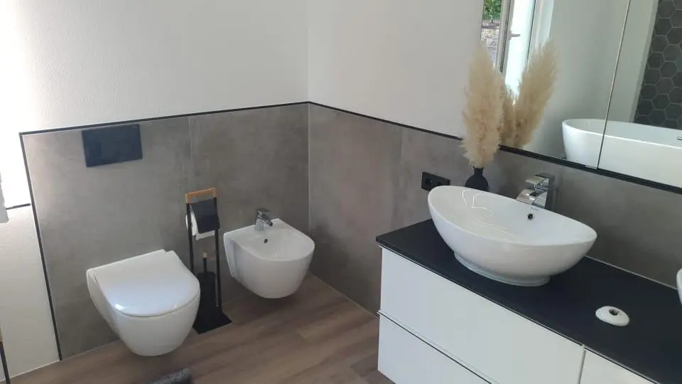 Modernes Bad mit Waschtisch und Sanitärkeramik