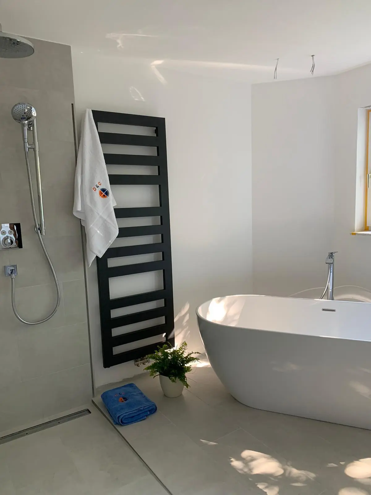 Badewanne mit Designheizkörper während der Fertigstellung