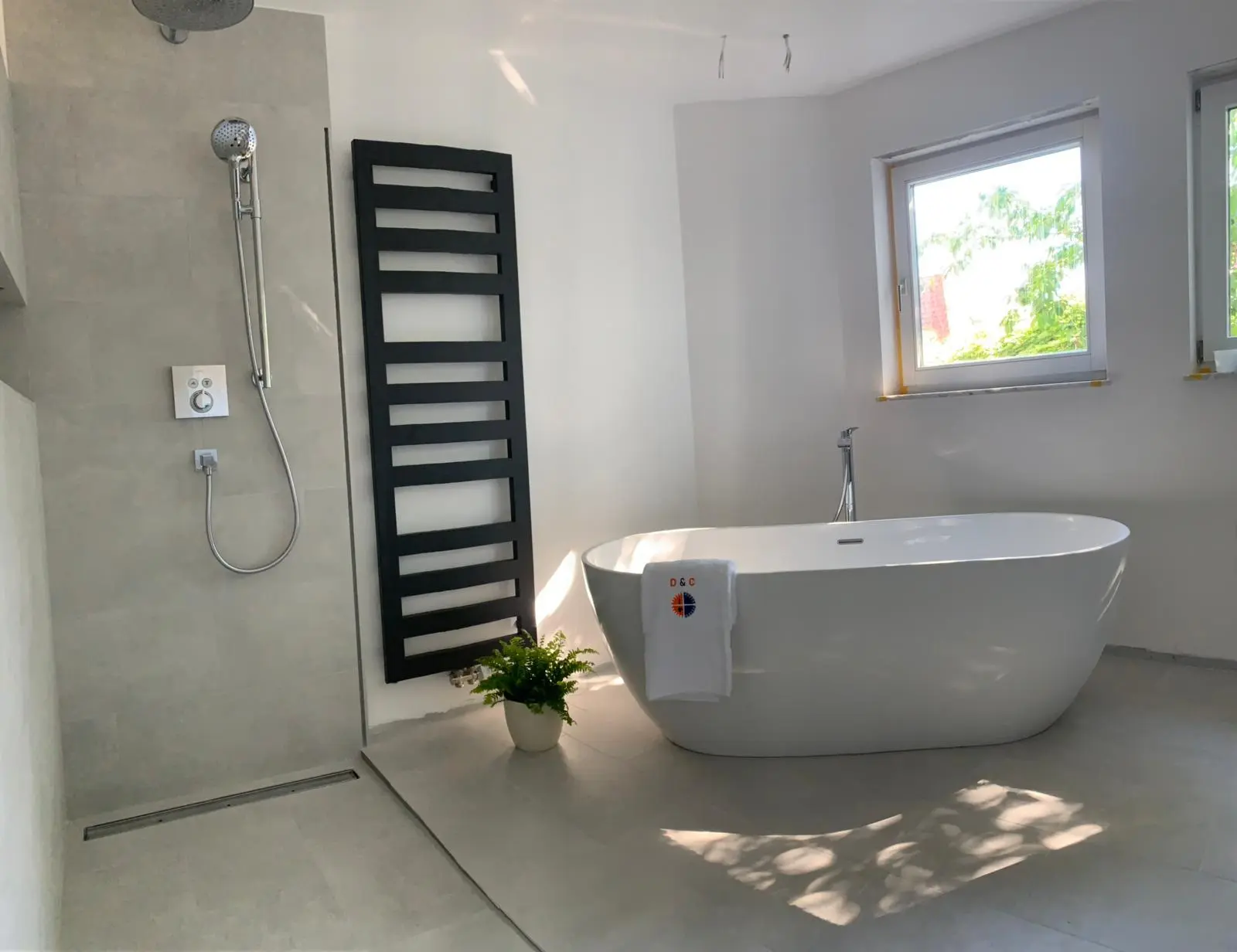Freistehende Badewanne in einem hellen Badezimmer