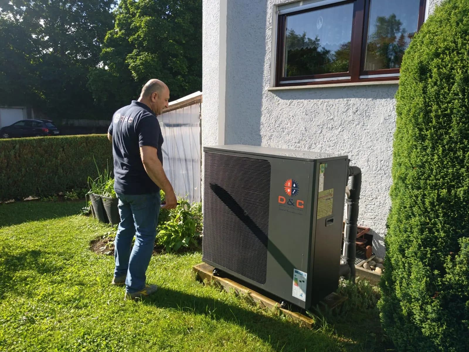 D&C Techniker bei der Inbetriebnahme einer Wärmepumpe