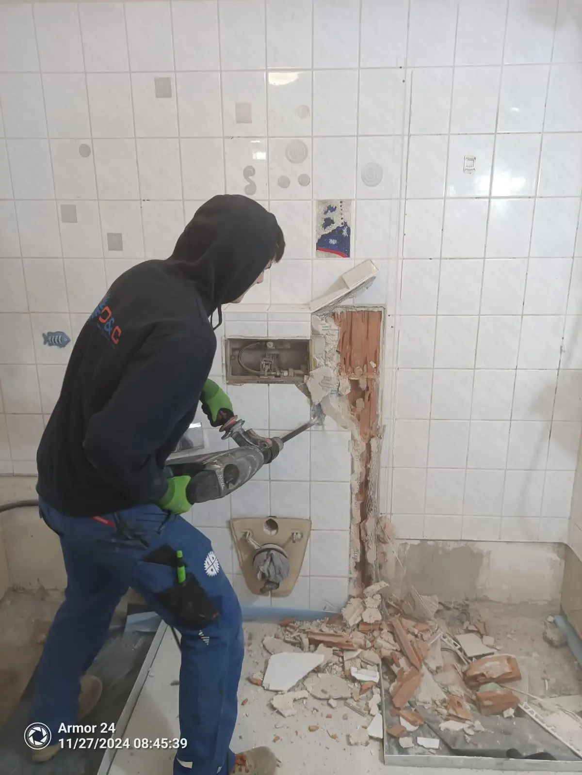 Sanitärinstallation während einer Badsanierung